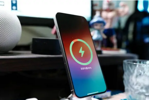 王场镇苹果15换屏服务分享用什么充电器给iPhone15充电更好 